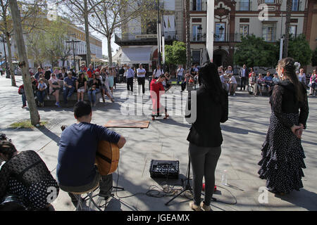 Flamenco-Tänzer, die Durchführung in den Straßen von Sevilla Spanien Stockfoto