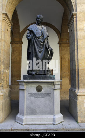 Innenhof der Statue in Sevilla Andalusien Spanien Stockfoto