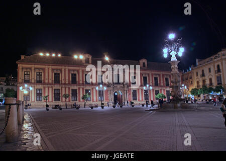 General-Archiv der Indies Archivo de Indias Plaza de Triunfo bei Nacht Sevilla Spanien Stockfoto