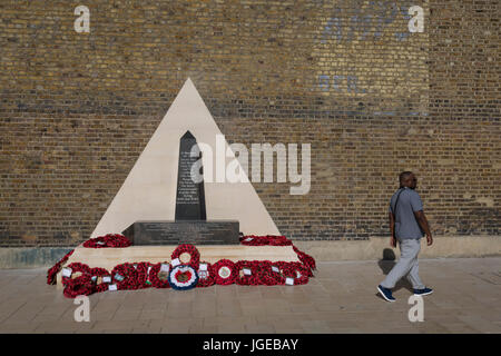 Das Kriegerdenkmal für diejenigen, die ihre Leben Furing WW2 aus afrikanischen und karibischen Ländern, neben denen aus dem Commonwealth Windrush Square, Brixton, am 3. Juli 2017, in London, England verloren. Stockfoto