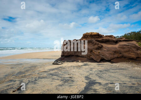 Kaffee Felsen hergestellt aus Sand am Strand von Fraser Island, Queensland, Australien. Stockfoto