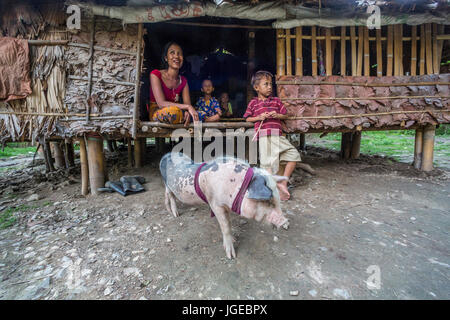 Familie und Katze im südlichen Myanmar Stockfoto