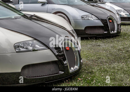 Bugatti-Anzeige von Chiron und Veyron Autos zu den Ställen, Goodwood House, Festival of Speed, Sussex, UK. Stockfoto