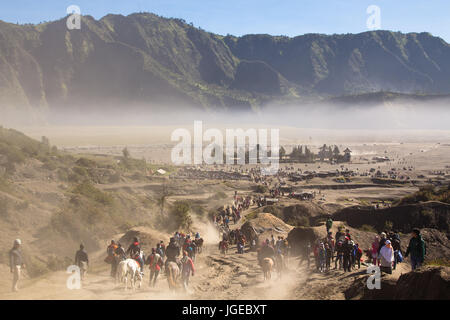 Menschen und Pferde in den sandigen Krater des Mount Bromo Stockfoto
