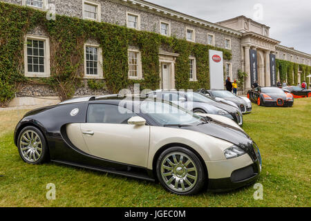 Bugatti-Anzeige von Chiron und Veyron Autos zu den Ställen, Goodwood House, Festival of Speed, Sussex, UK. Stockfoto