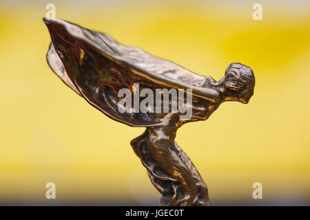 Spirit of Ecstasy, Rolls-Royce Bonnett Emblem auf einem gelben Hintergrund. Stockfoto