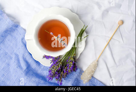 Lavendel Tee mit frischen Blumen und Zucker stick Stockfoto