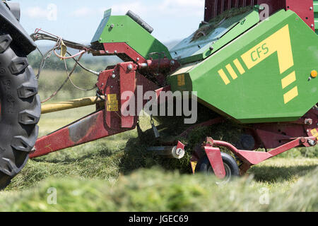 Silageherstellung in den Yorkshire Dales mit einem Strautmann Futter Wagen gezogen von einem Fendt-Traktor zu beschneiden. VEREINIGTES KÖNIGREICH. Stockfoto