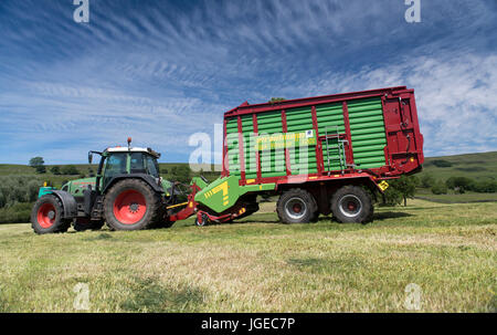 Silageherstellung in den Yorkshire Dales mit einem Strautmann Futter Wagen gezogen von einem Fendt-Traktor zu beschneiden. VEREINIGTES KÖNIGREICH. Stockfoto