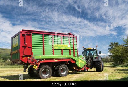 Silageherstellung in den Yorkshire Dales mit einem Strautmann Futter Wagen gezogen von einem Fendt-Traktor zu beschneiden. VEREINIGTES KÖNIGREICH. Stockfoto