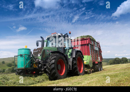 Silageherstellung in den Yorkshire Dales mit einem Strautmann Futter Wagen gezogen von einem Fendt-Traktor zu beschneiden. VEREINIGTES KÖNIGREICH. Stockfoto