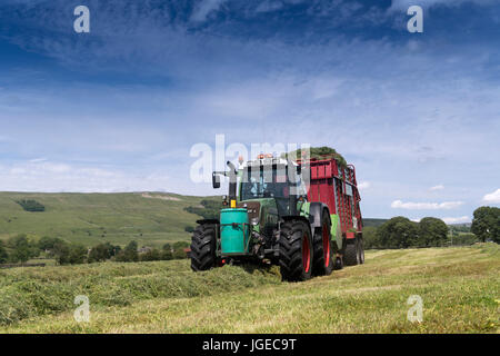 Silageherstellung in den Yorkshire Dales mit einem Strautmann Futter Wagen gezogen von einem Fendt-Traktor zu beschneiden. VEREINIGTES KÖNIGREICH. Stockfoto