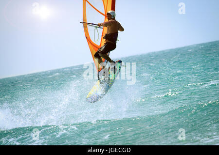 ein Sportler windsurfer Stockfoto