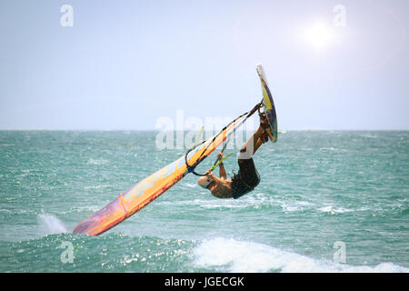 ein Sportler windsurfer Stockfoto