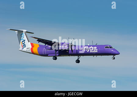 Ein Flybe geplant Inlandsflug Ansatz zu Inverness Dalcross Flugplatz in den schottischen Highlands. VEREINIGTES KÖNIGREICH. Stockfoto