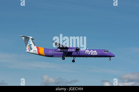 Ein Flybe geplant Inlandsflug Ansatz zu Inverness Dalcross Flugplatz in den schottischen Highlands. VEREINIGTES KÖNIGREICH. Stockfoto