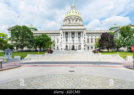 Harrisburg, USA - 24. Mai 2017: Pennsylvania Capitol Exterieur in Stadt mit Schritten Stockfoto