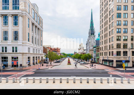 Harrisburg, USA - 24. Mai 2017: Pennsylvania Hauptstadt außen Stadtbild oder Skyline von Capitol mit berühmten Kirche und Straße Stockfoto