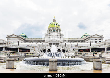 Harrisburg, USA - 24. Mai 2017: Pennsylvania Capitol Exterieur in Stadt mit Brunnen und park Stockfoto