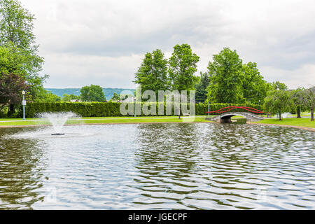 Harrisburg, USA - 24. Mai 2017: Italienisch Lake Park in Pennsylvania Hauptstadt mit Brunnen, Brücke und Weg Stockfoto
