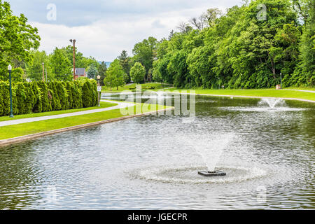 Harrisburg, USA - 24. Mai 2017: Italienisch Lake Park in Pennsylvania Hauptstadt mit Brunnen und Pfad Stockfoto