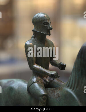 Bronzeskulptur eines Kriegers auf dem Pferderücken.  Ca. 550 v. Chr. in Tarent gemacht. Südlich von Italien. British Museum. London. Stockfoto