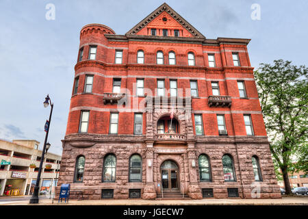 Wilkes-Barre, USA-24. Mai 2017: Rathaus in der Innenstadt in Pennsylvania mit Backsteinbau Exterieur, Schild und Fahne Stockfoto