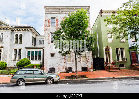 Friedrich, USA - 24. Mai 2017: Maryland Innenstadt mit Eingangstür zum alten weißen Ziegelhaus und Gehweg mit Autos in Wohngegend Stockfoto