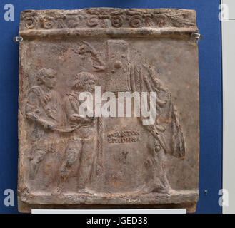 Terrakotta-Relief: ein römischer Soldat bewacht erfassten Gallien. Rom, c. 1-20. Waffen und einen Umhang hand auf einen Baum als Trophäe. British Museum. London. Stockfoto
