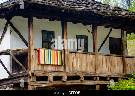 Holzterrasse eines alten traditionellen bulgarischen Hauses. Schuss in Etar, Gabrovo, Bulgarien. Stockfoto