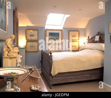 Weißer quilt auf grau lackiert Bett in Hellblau 1 Schlafzimmer im Dachgeschoss im traditionellen Stil Stockfoto