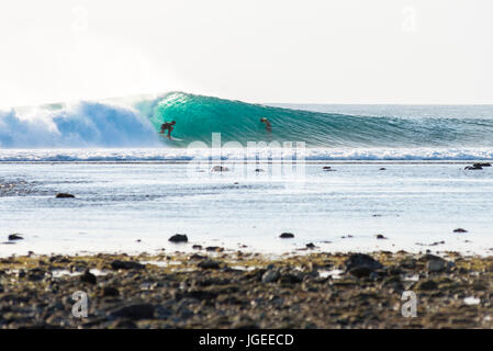 7. Juni 2017; Desert Point, Lombok, Indonesien.; Surfer aus der ganzen Welt genießen die extreme Dünung der Röhre Wellen bei diesen weit entfernten Welt Klasse Surf s Stockfoto