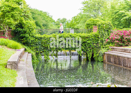 Friedrich, USA - 24. Mai 2017: Carroll Creek in Maryland Stadtpark mit Kanal, Reflexion und Menschen zu Fuß auf die Brücke Stockfoto