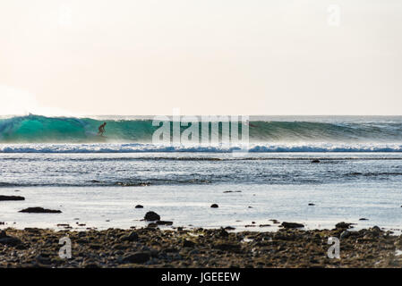 7. Juni 2017; Desert Point, Lombok, Indonesien.; Surfer aus der ganzen Welt genießen die extreme Dünung der Röhre Wellen bei diesen weit entfernten Welt Klasse Surf s Stockfoto