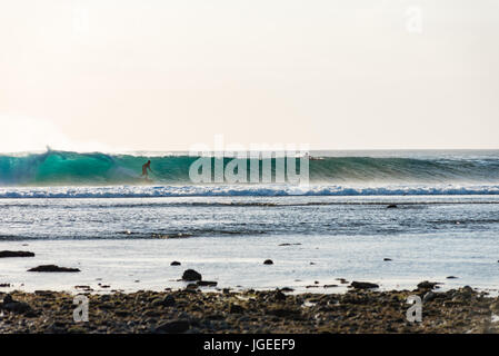 7. Juni 2017; Desert Point, Lombok, Indonesien.; Surfer aus der ganzen Welt genießen die extreme Dünung der Röhre Wellen bei diesen weit entfernten Welt Klasse Surf s Stockfoto