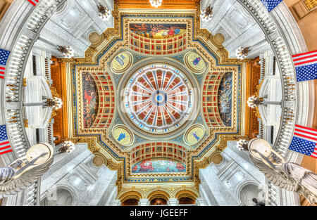 Harrisburg, USA - 24. Mai 2017: Pennsylvania Capitol Kuppel bunte Decke in Stadt Stockfoto