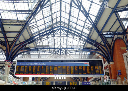 Zug-Anzeige Zeichen an der Liverpool Street Station in London Stockfoto