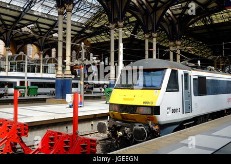 Eine Plattform und Züge an der Liverpool Street Station in London Stockfoto