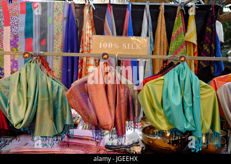 Marktstand Seide Artikel in Spitalfields Market im Londoner East End zu verkaufen Stockfoto