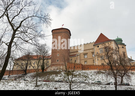 Wawel Schloss Senator Königsturm mit polnischer Flagge in Krakau, Polen. Stockfoto