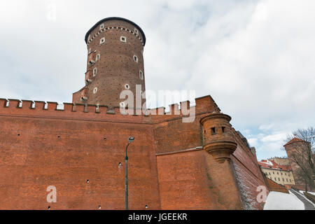 Wawel Royal Sandomierz Schlossturm und Senator Turm mit polnischer Flagge in Krakau, Polen. Stockfoto