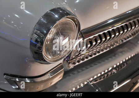 Retro-Scheinwerfer des weißen Oldtimer-Nahaufnahme Stockfoto