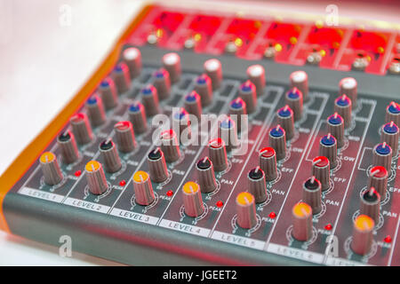 bunte audio mixing Konsole closeup Stockfoto