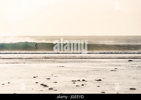 7. Juni 2017; Desert Point, Lombok, Indonesien.; Surfer aus der ganzen Welt genießen die extreme Dünung der Röhre Wellen bei diesen weit entfernten Welt Klasse Surf s Stockfoto