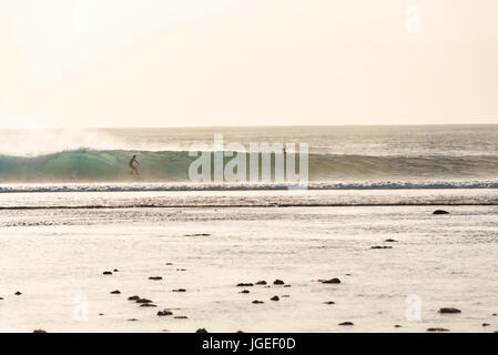 7. Juni 2017; Desert Point, Lombok, Indonesien.; Surfer aus der ganzen Welt genießen die extreme Dünung der Röhre Wellen bei diesen weit entfernten Welt Klasse Surf s Stockfoto