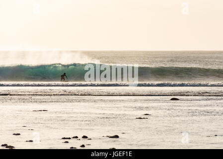 7. Juni 2017; Desert Point, Lombok, Indonesien.; Surfer aus der ganzen Welt genießen die extreme Dünung der Röhre Wellen bei diesen weit entfernten Welt Klasse Surf s Stockfoto