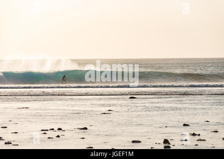 7. Juni 2017; Desert Point, Lombok, Indonesien.; Surfer aus der ganzen Welt genießen die extreme Dünung der Röhre Wellen bei diesen weit entfernten Welt Klasse Surf s Stockfoto