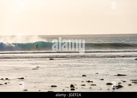 7. Juni 2017; Desert Point, Lombok, Indonesien.; Surfer aus der ganzen Welt genießen die extreme Dünung der Röhre Wellen bei diesen weit entfernten Welt Klasse Surf s Stockfoto