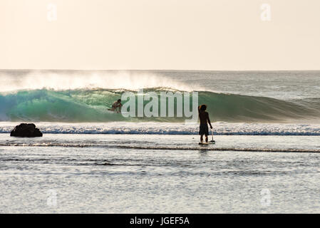 7. Juni 2017; Desert Point, Lombok, Indonesien.; Surfer aus der ganzen Welt genießen die extreme Dünung der Röhre Wellen bei diesen weit entfernten Welt Klasse Surf s Stockfoto