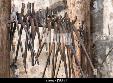 Festlegen der alten Schmiede Zange closeup Stockfoto